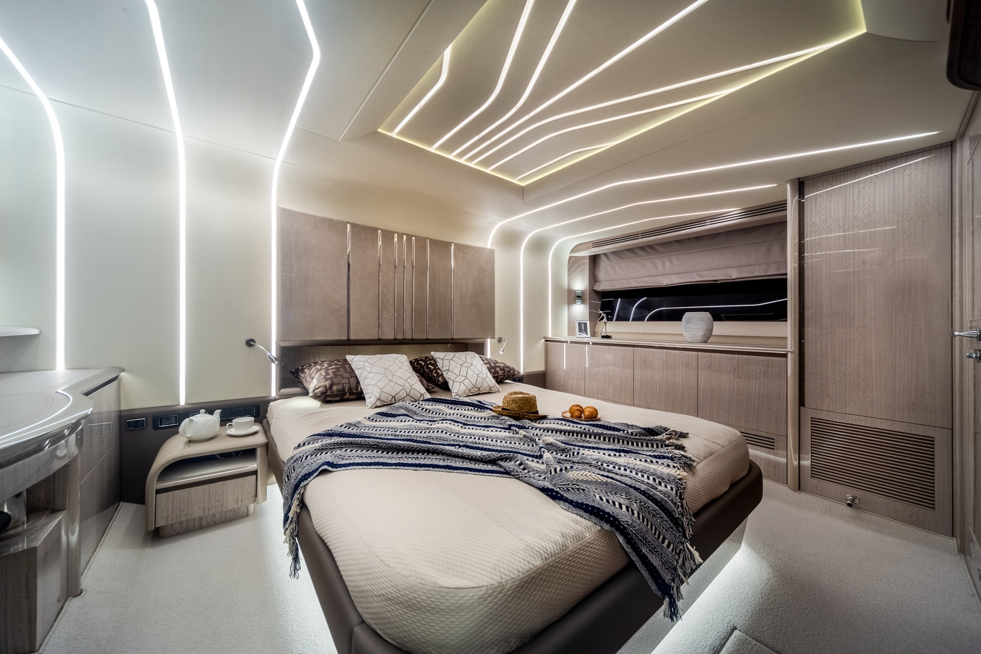 Galeon Skydeck 700 Preview Image