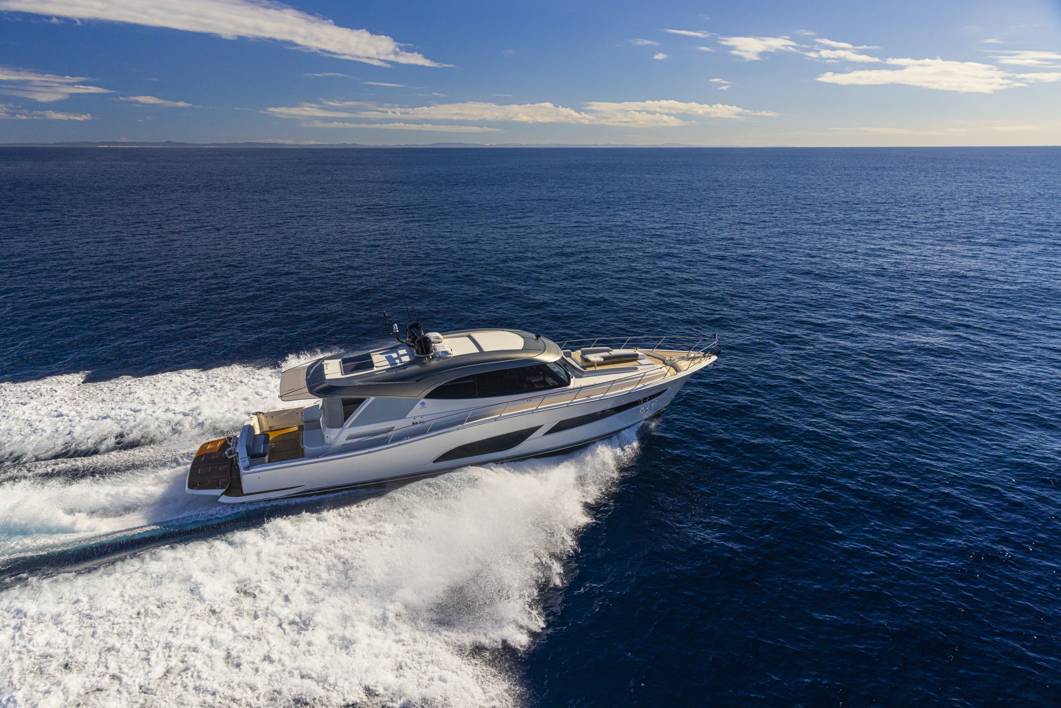 Riviera 645 SUV Running 010